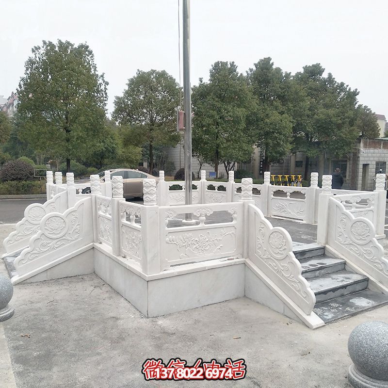 升旗臺石雕——精雕細琢，點綴校園風(fēng)采